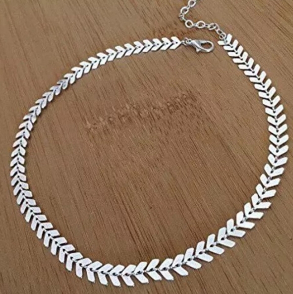 Delicate & dainty v shape chevron choker necklace - Picture 3 of 5